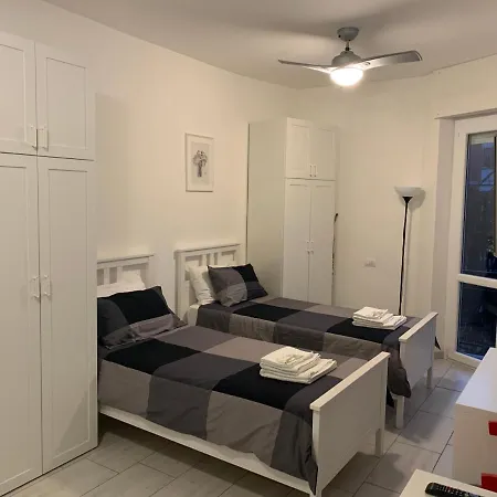 Metro Famagosta - Luminoso Con Balcone Free Wifi & Parking شقة *